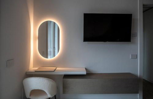 LuxeDesign Apartment - Photo 13