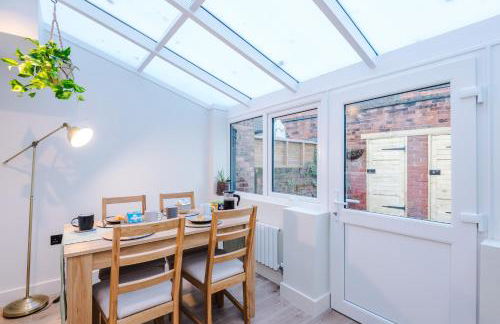 Foden's House by YourStays - 2 Bedroom Cottage in Sandbach with gorgeous dining room extension, High end finish - Foto 8