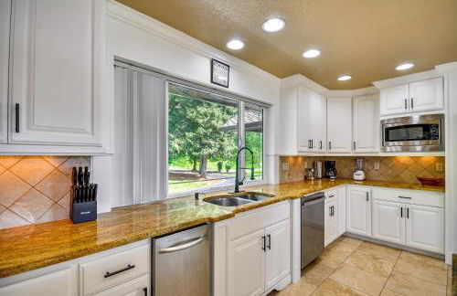 Portland Area Group Getaway Hot Tub and Views! - Foto 8