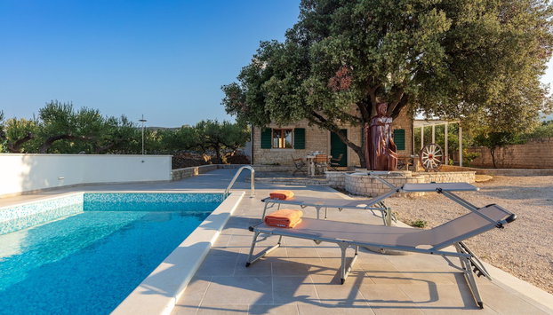 Villa Dubrava Peaceful Getaway in an Olive Grove with Heated Pool - Foto 2, Profilbild