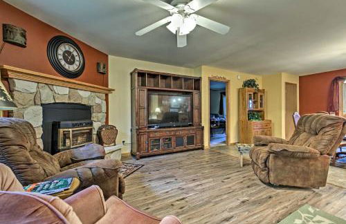 Lakefront Family Getaway with Private Deck and Dock! - Foto 5