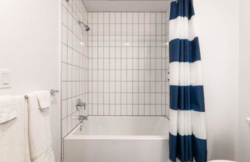 Chic and Cozy Home, Walk to Little Tokyo with Parking - Foto 17