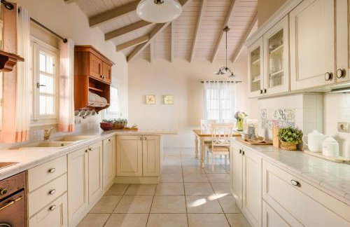 Nikolas by Vintage Travel - Photo 9