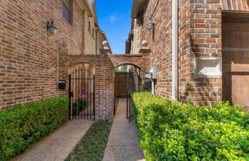 Luxury 4BR Dallas Home with Game Room and Fire Pit - Foto 44