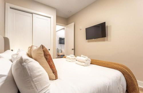 Here You Come Again by Stay Local Nashville - Foto 26