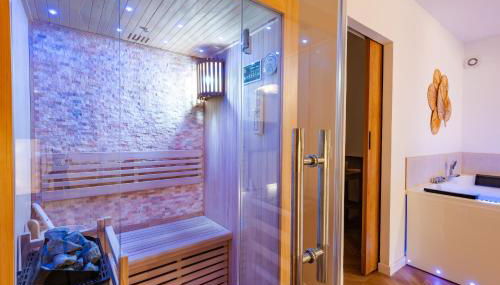 Suite Bali de 45m2 - Idéal couple - Chambre séparée - Jacuzzi baignoire balnéo - Sauna - Clim réversible - Netflix - Piscine accès partagé avec la petite copro - Bouteille de champagne offerte dès 2 nuits - Foto 4