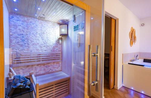 Suite Bali de 45m2 - Idéal couple - Chambre séparée - Jacuzzi baignoire balnéo - Sauna - Clim réversible - Netflix - Piscine accès partagé avec la petite copro - Bouteille de champagne offerte dès 2 nuits - Foto 4