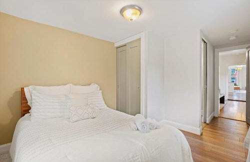 Charming 4BR with Private Patio and Historic Row Downtown - Foto 14