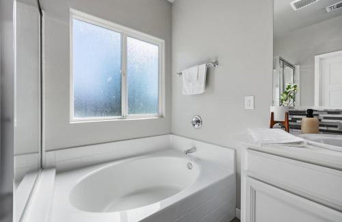 Spacious Home with Private Pool - Photo 57