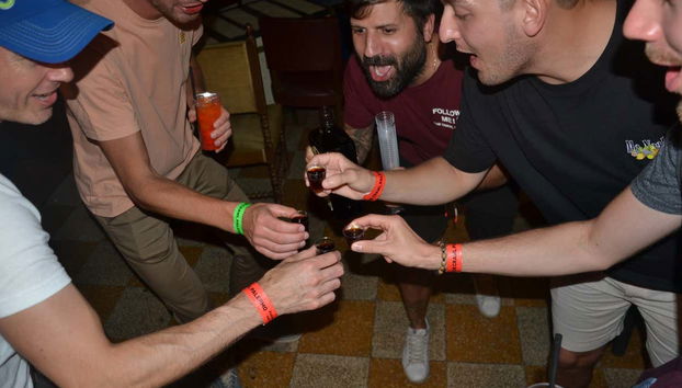 Grupo tomando um shot