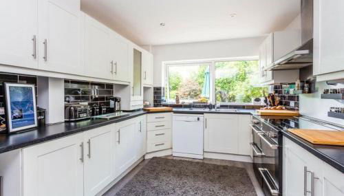 Very Large 5 Bed House Higham Ferrers family and contractors king beds Sky TV Pool Table Gym - Foto 3