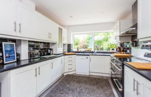 Very Large 5 Bed House Higham Ferrers family and contractors king beds Sky TV Pool Table Gym - Foto 3