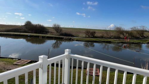 2 bed, 2 bath with decking overlooking the fishing lake at Sand Le Mere - Foto 4