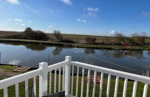 2 bed, 2 bath with decking overlooking the fishing lake at Sand Le Mere - Foto 4