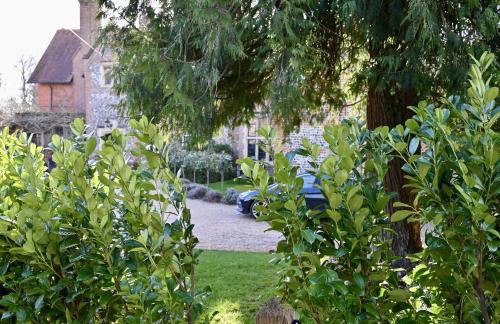 Higginson House - Photo 3