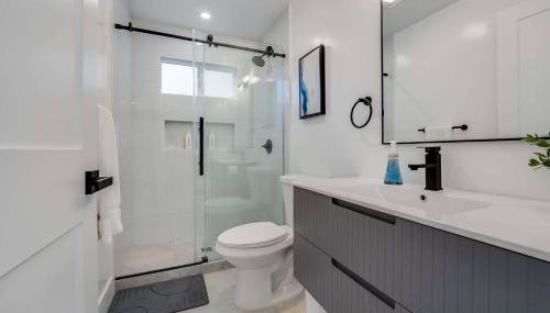 Brand New Apt w Parking Blocks from Downtown- A - Foto 3