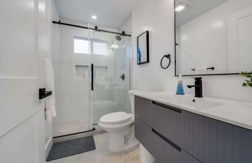 Brand New Apt w Parking Blocks from Downtown- A - Foto 3