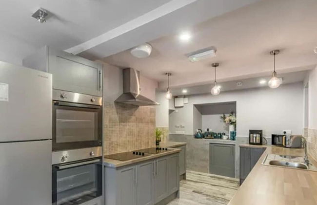 Immaculate 6-bed Ivy House - Photo 9