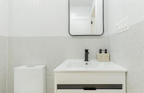 Scandinavian in Brooklyn w Balcony Near Park - Foto 6