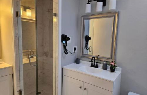 Luxury Pool with King beds Near Shops and Dining - Foto 13