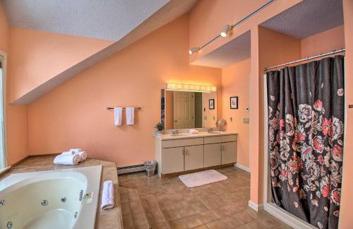 Spacious Ski-inandOut Black Mountain Home with Deck! - Foto 18