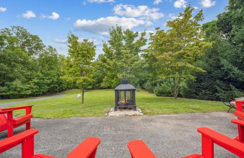 Trailblazer Lodge - Upscale, hot tub, trail, game room, wifi, fire pit, bar, pool table, king bed, view, pet friendly - Photo 69