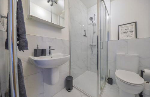 Luxury One Bedroom Apartment St Albans By Central Stays Short Lets & Serviced Accommodation With Free Parking - Photo 10