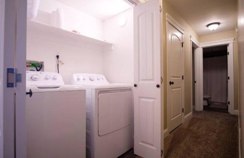 3 Car Garage Full Kitchen Large Backyard Smart TVs - Foto 20