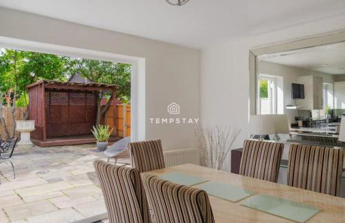 Spacious 5 bed Sunninghill with driveway parking - By Tempstay - Foto 10