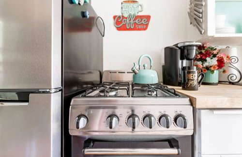 Breezy 1BR Retreat Walk to UofA and Spring Fun - Foto 57