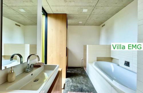Luxus Design Ferienhaus Villa EMG Bensheim nah Frankfurt, Heidelberg mit Sauna, Schwimmteich, Garten für Familien und Gruppen bis 17 Personen - Foto 23