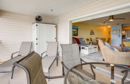 Large Balcony and Water Views Indian Shores Condo! - Foto 8