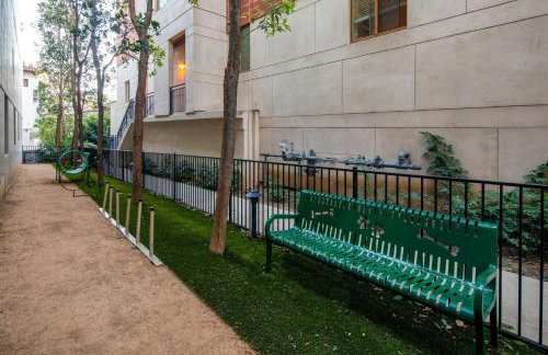 Stylish 2 Bed 2.5 Bath Condo Near Beverly Hills. - Photo 38