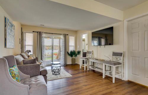 Lakefront Pocono Retreat with Hot Tub and Movie Hub - Foto 26