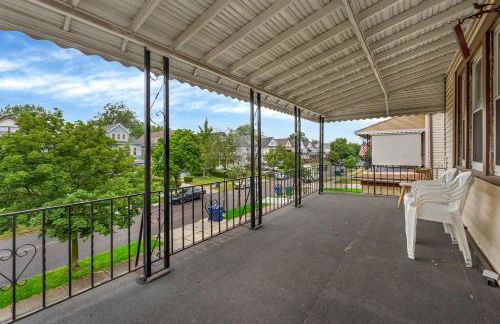 Renovated Main Floor Large 3 Bed House - Photo 30
