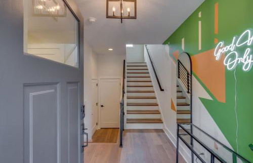 7BR Retreat, Rooftops, Garages, Walkable to Faves 5 Mins to Nissan Stadium, Less than 10 Mins to Broadway, 24 Hr Hospitality, Great for Groups - Foto 57