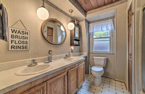 Less Than 3 Mi to Higgins Lake Roscommon Cabin with Deck - Foto 12