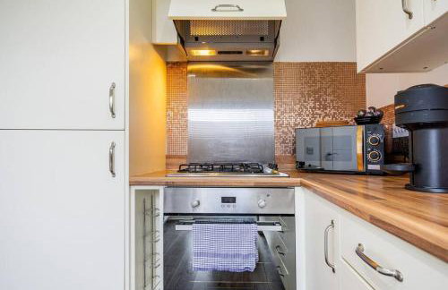 Bright, modern 2 bedroom house with free parking! - Foto 18