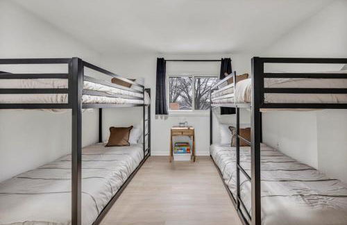 NEW! Modern Retreat Near CLE-Game Room-Renovated - Foto 9