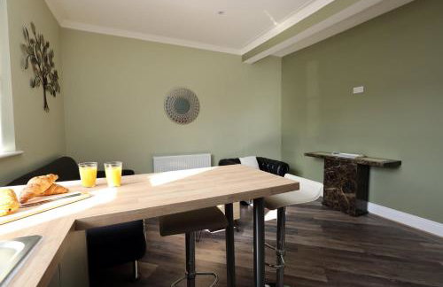 Modern Comfort 4 Bedrooms and Great Location - Foto 47