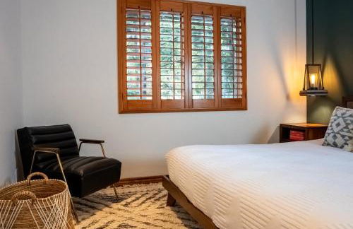 The Mighty Pines Retreat + Large Patio + BBQ+View! - Foto 16