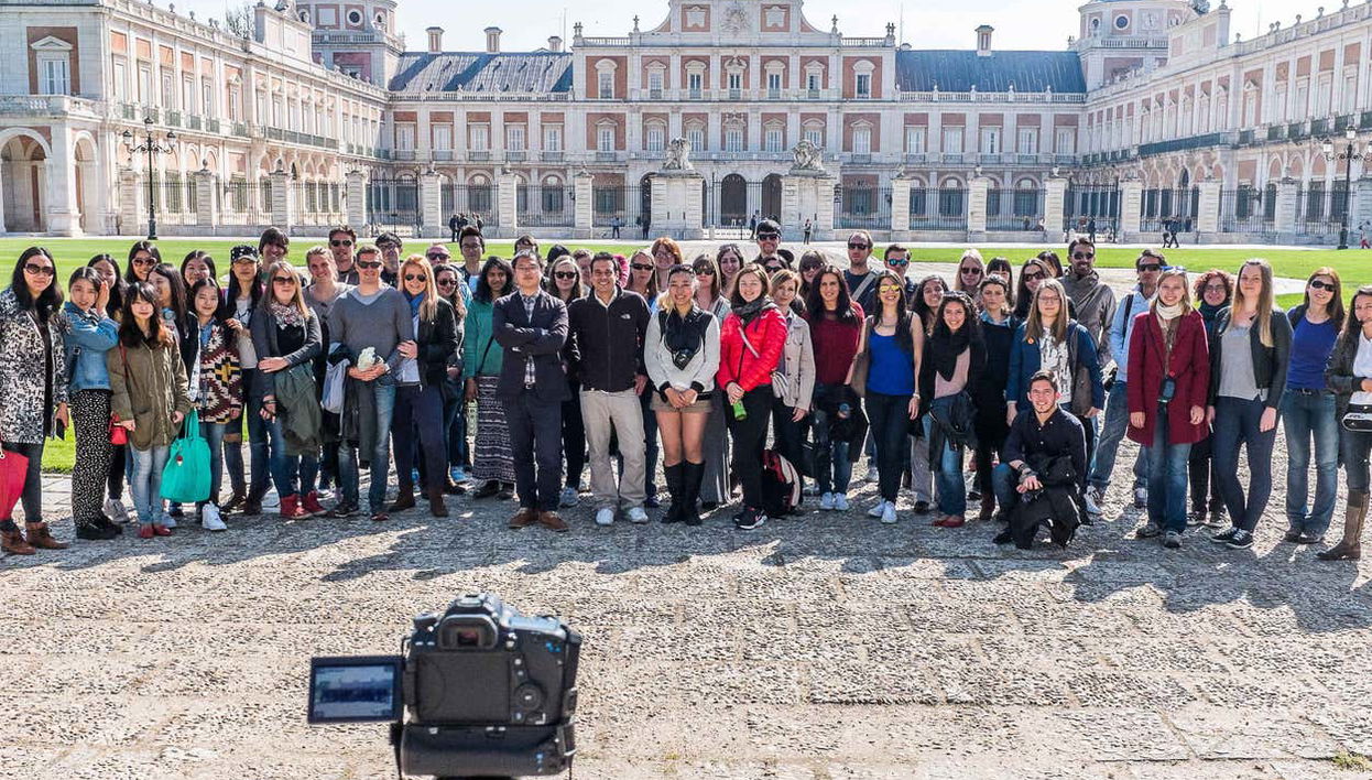 Foto di gruppo davanti al Palazzo Reale di Aranjuez