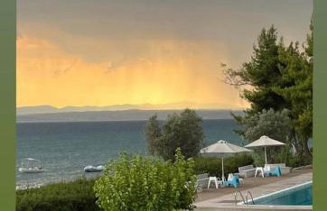 Architect designed house with pool and private beach - Photo 20