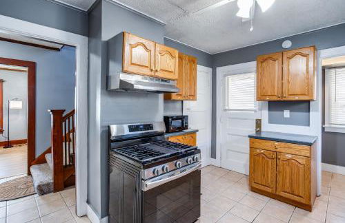 Spacious Home with In-Unit Laundry, Parking, 1GB WiFi, & Patio Deck - Foto 8