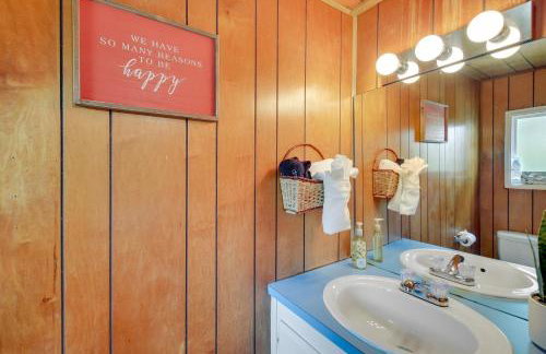 Waterfront Royal Home with Dock and Patio! - Foto 19