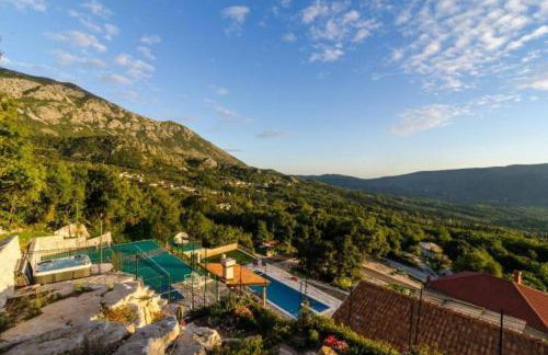 Breathtaking Scenic Villa with Pool - Photo 38