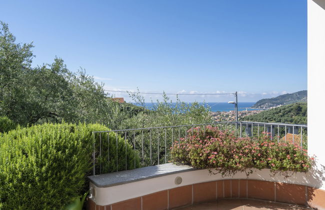 4 bedroom Apartment in Diano Castello with swimming pool and garden - Photo 27