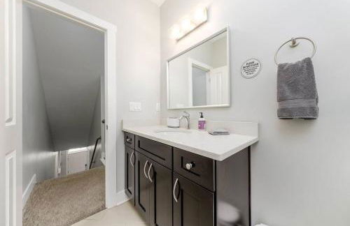 Family-Friendly 4BR Retreat Sleeps 12, Private Yard, Garage, Close to Stadiums, Casino & Downtown - Foto 43