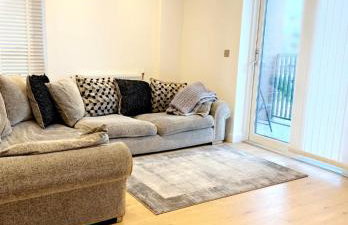 Stylish Luxury New Built Apartment - Photo 3