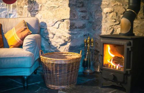 St Davids Hideaway with Roll-top Bath & Log Burner - Photo 14
